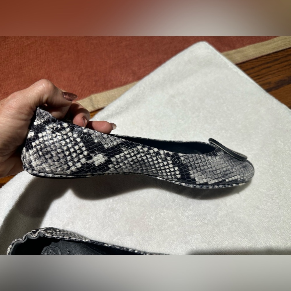 TORY BURCH MINNIE BALLET FLATS SIZE 8 BLACK & WHITE SNAKE PRINT - Picture 8 of 11